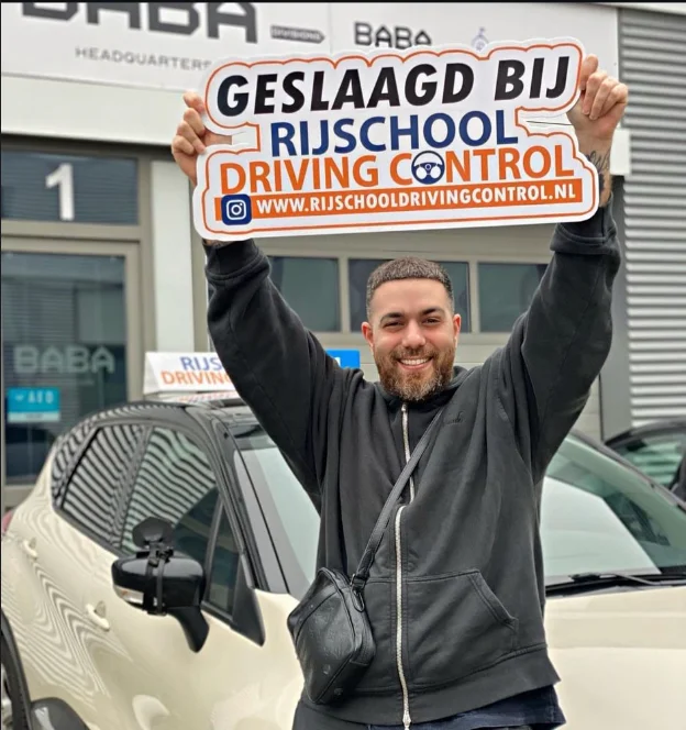 Geslaagde autoleerling met Geslaagd-bord van Rijschool Driving Control voor CBR-examencentrum Rotterdam